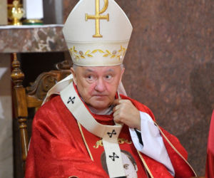 Biskupi i epitemiolodzy apelują do Polaków: przestańcie chodzić do kościoła