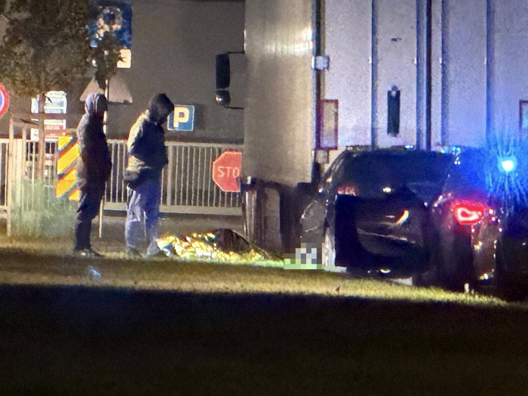 Kierowca toyoty nie przeżył potwornego uderzenia. Jego auto wbiło się w tył naczepy. Policjanci nie wykluczają jednego…