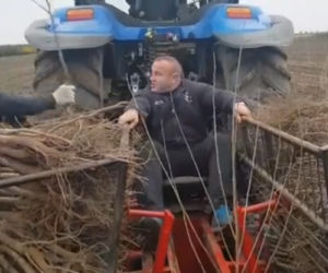 Mariusz Pudzianowski pracuje na polu