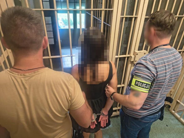 20-latka pogryzła policjantów! Wampirzyca grasowała na skwerku w Łebie