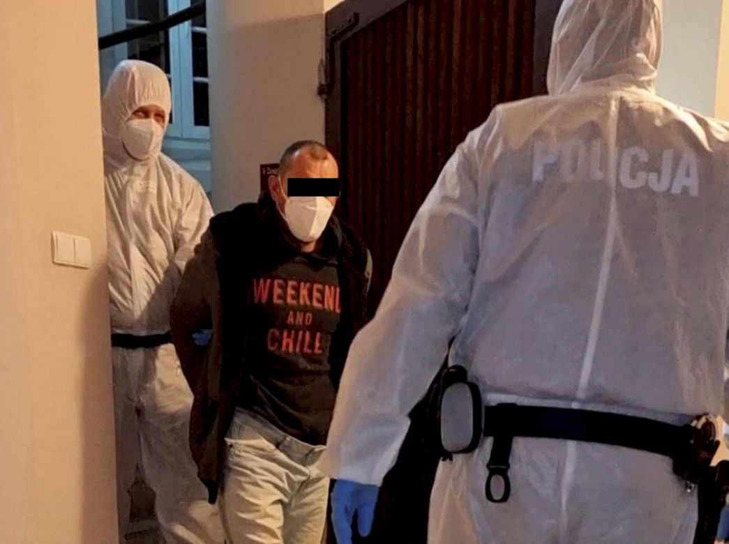 Skatowali Leszka na polnej drodze i odwieźli do domu