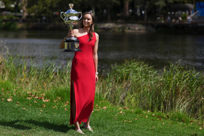 Jelena Rybakina, sesja z pucharem mistrzyni Australian Open