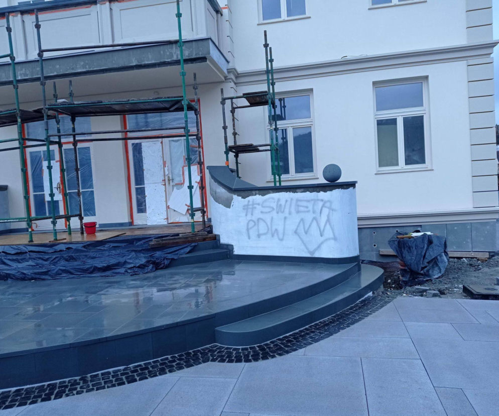 Dziwne napisy na ratuszu w Muszynie. Kamery nagrały wandala