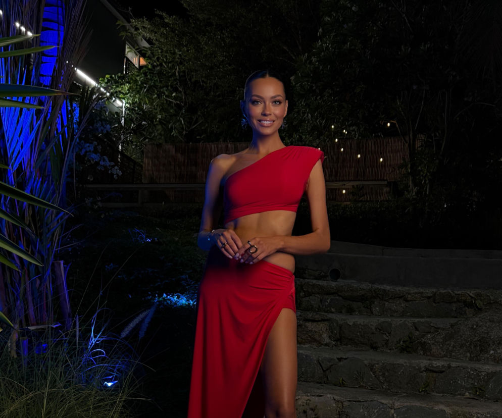 Edyta Zając w czerwonej sukni na planie Hotelu Paradise. O nowej prowadzącej przeczytasz na SE Superseriale.