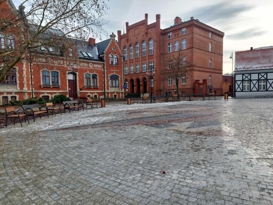 Rybi Rynek w Bydgoszczy stał się pięknym placem. Po dziurawym parkingu nie ma śladu! A to nie koniec zmian!
