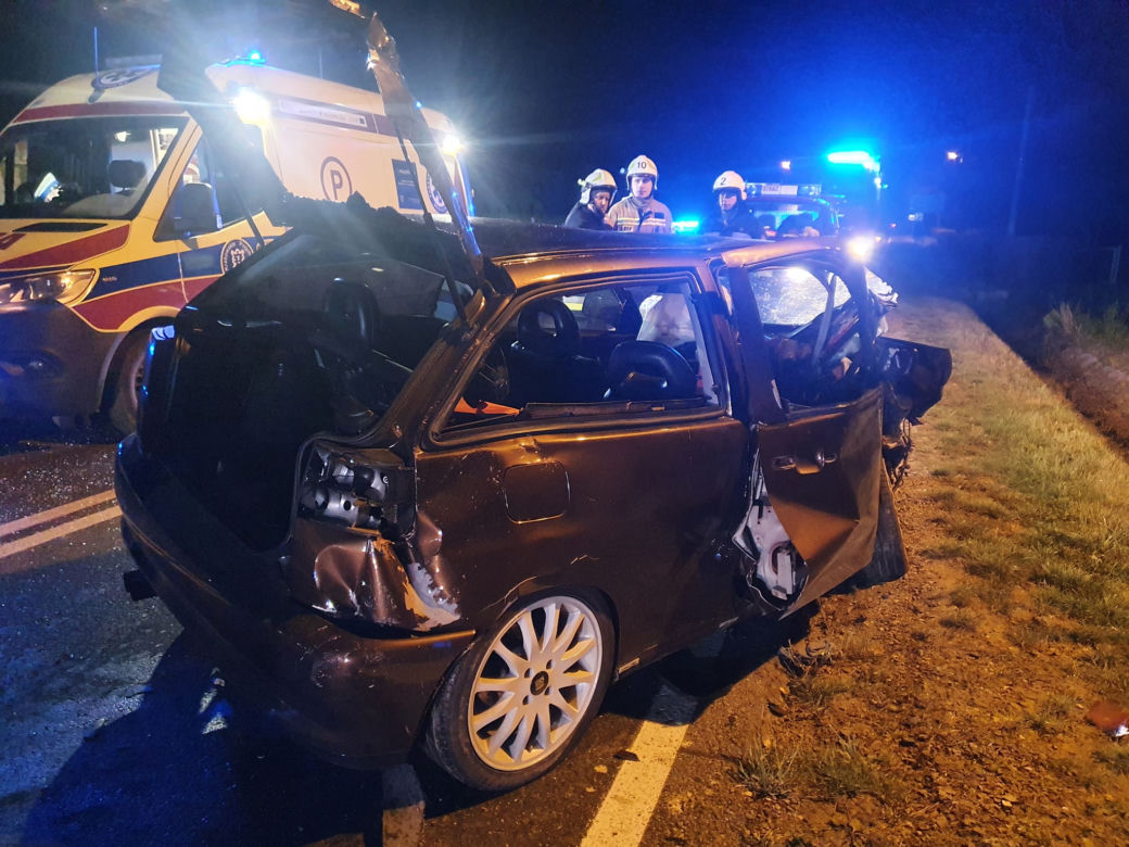 Trzy osoby ranne po czołowym zderzeniu osobówek. 21-latek stracił panowanie nad seatem
