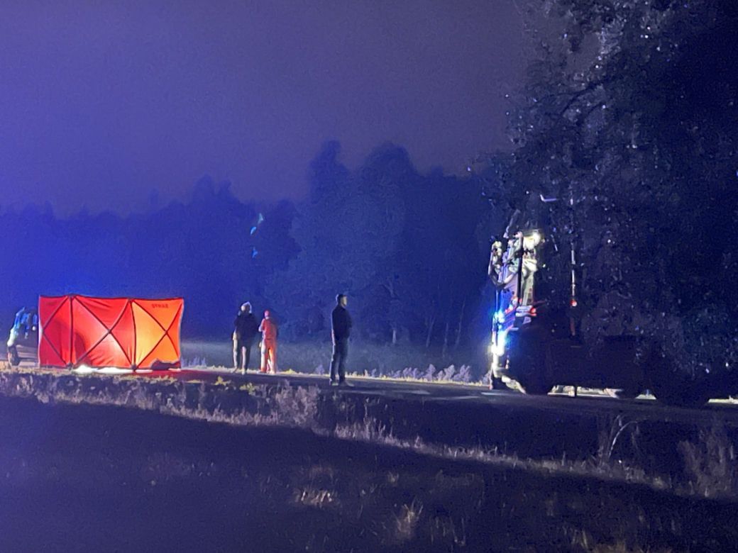 Koszmar pod Żyrardowem. 43-latek potrącony przez tira i samochód. Nie żyje
