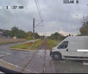 Bus pędził wprost pod pociąg. Mocne wideo z kabiny maszynisty