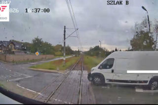 Bus pędził wprost pod pociąg. Mocne wideo z kabiny maszynisty