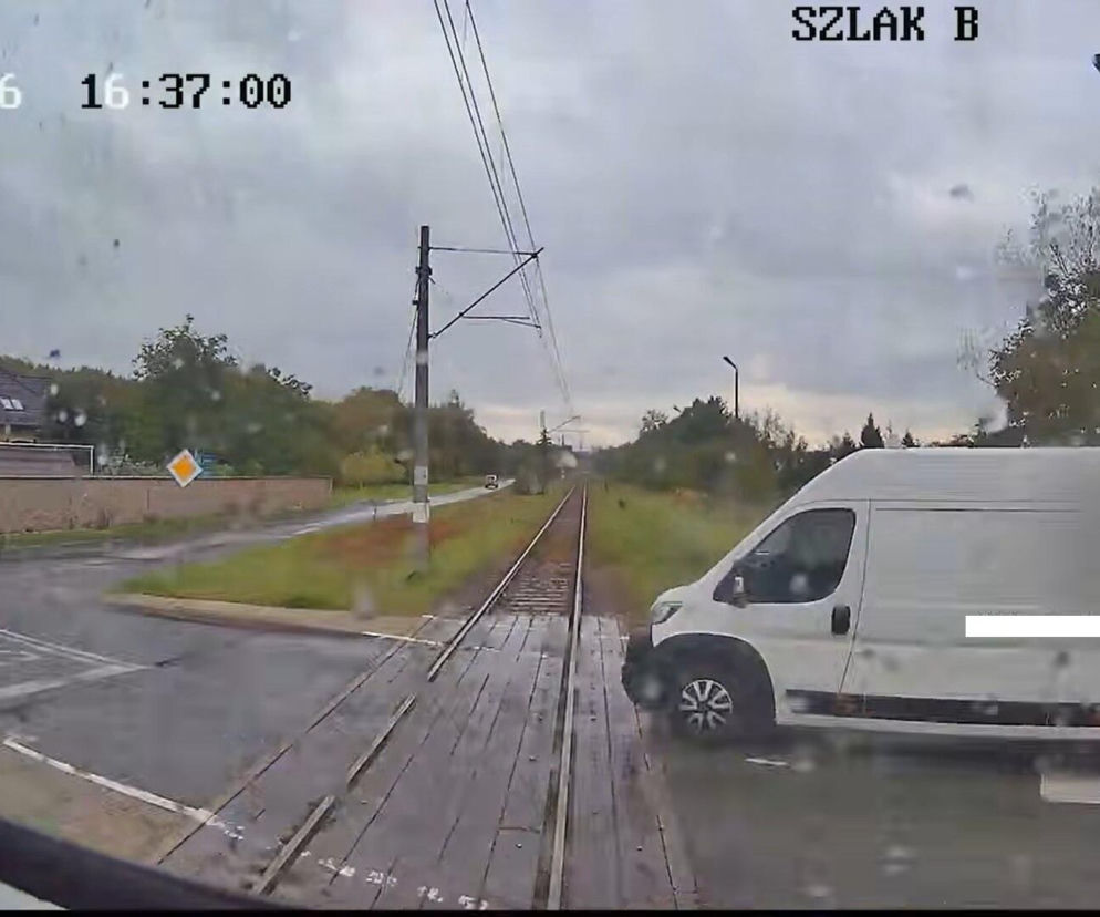 Bus pędził wprost pod pociąg. Mocne wideo z kabiny maszynisty
