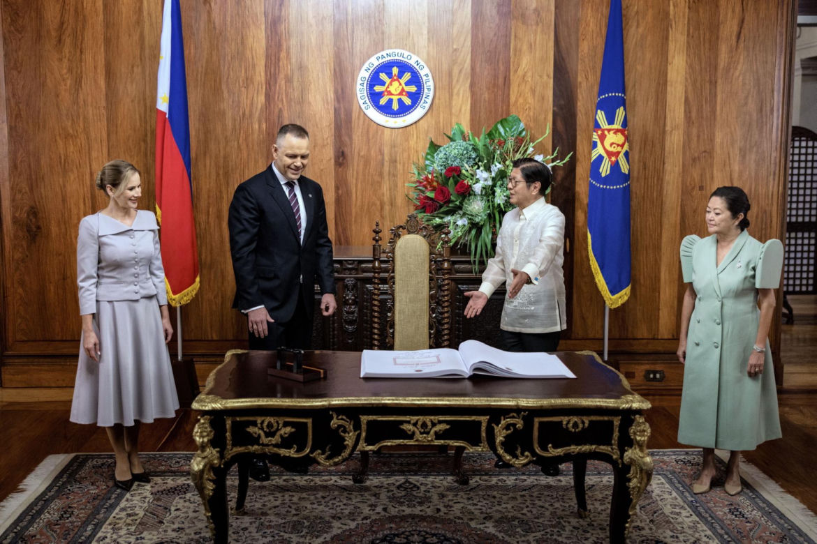 Skromnie i zachwycająco. Marta Nawrocka pokazała klasę na Filipinach