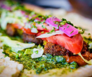 Pyszny, chrupiący i... idealny na lato. Zobacz, gdzie zjeść najlepszy falafel w Warszawie! [RANKING]
