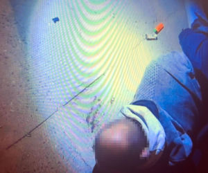 Agresywny mężczyzna dewastował przejeżdżające auta w Warszawie