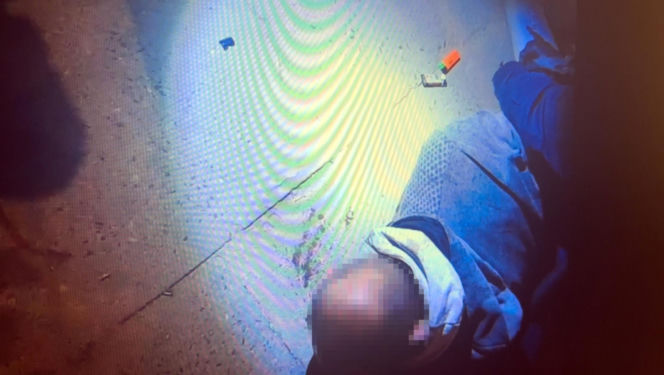 Agresywny mężczyzna dewastował przejeżdżające auta w Warszawie