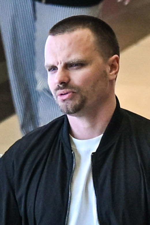 Marcin Hakiel. Bawi, karmi, wychowuje.