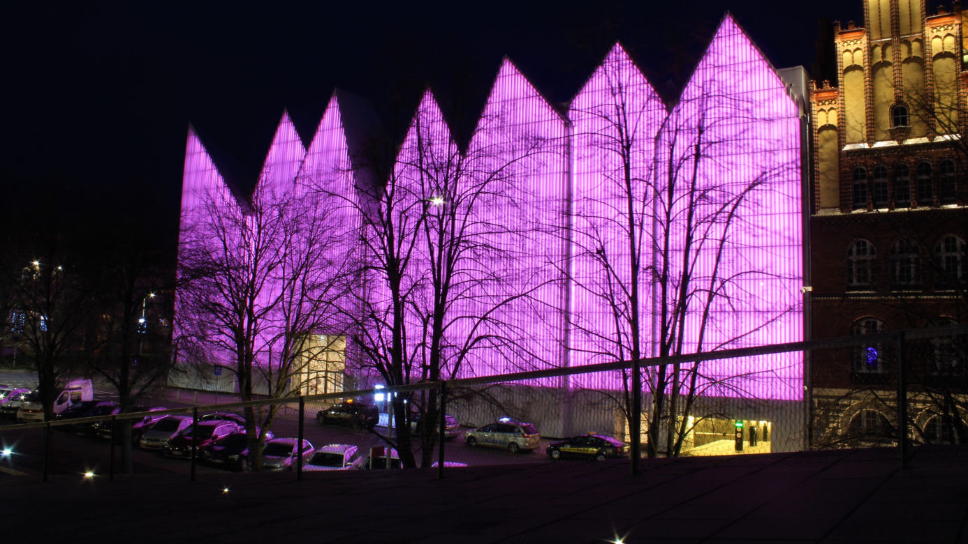 Filharmonia w różowej iluminacji