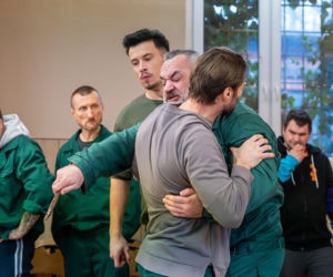 Pierwsza miłość, odcinek 4172. więźniowie w więzieniu Bartka (Rafał Kwietniewski)