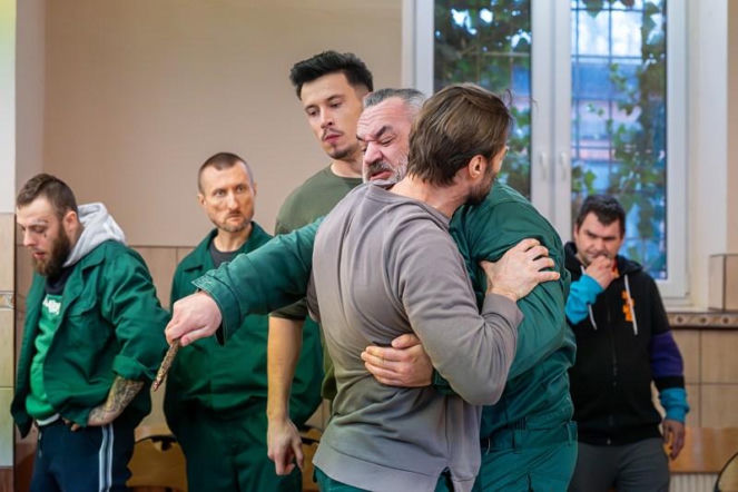 Pierwsza miłość, odcinek 4172. więźniowie w więzieniu Bartka (Rafał Kwietniewski)