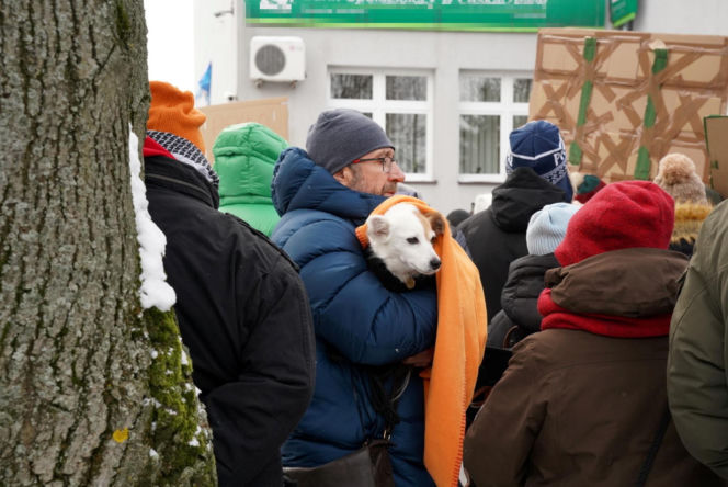 Schronisko dla psów w Sobolewie zamknięte. Jeszcze w sobotę, 24 stycznia, protestowali pod nim mieszkańcy [ZDJĘCIA].