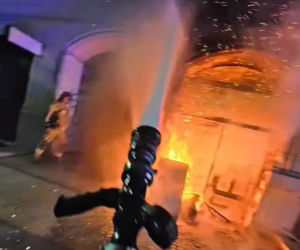 Pożar przy ul. Warszawskiej w Toruniu. Strażacy pokazali film z akcji. Wszystko widać!