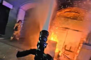 Pożar przy ul. Warszawskiej w Toruniu. Strażacy pokazali film z akcji. Wszystko widać!