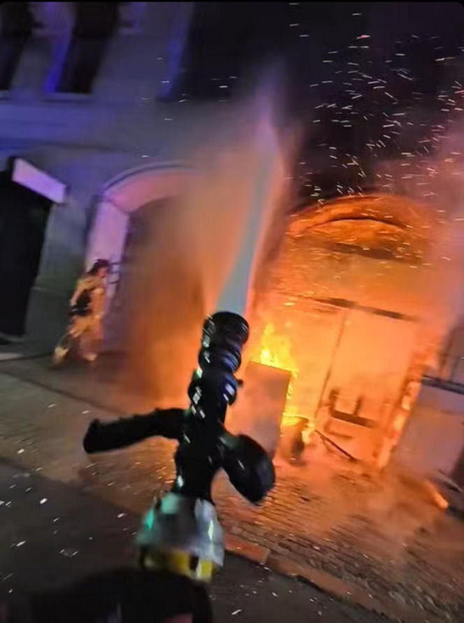 Pożar przy ul. Warszawskiej w Toruniu. Strażacy pokazali film z akcji. Wszystko widać!