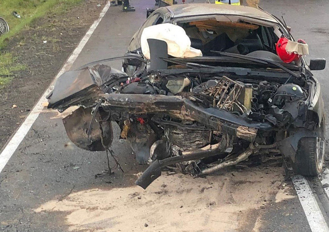 Makabryczny wypadek pod Przasnyszem! BMW z 4 osobami roztrzaskało się o drzewo [ZDJĘCIA].