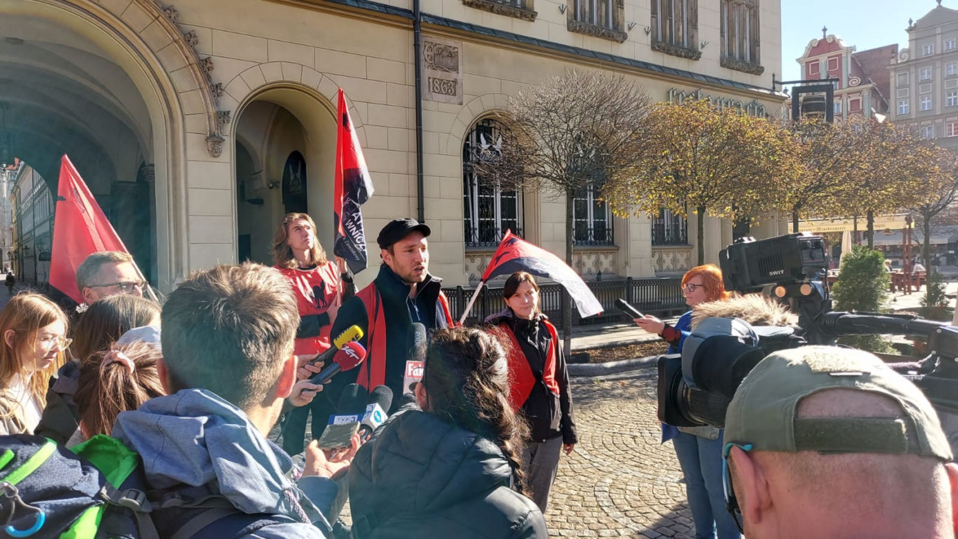 Miarka się przebrała. Pracownicy DPS-ów wchodzą na sesję Rady Miasta i żądają podwyżek [ZDJĘCIA]