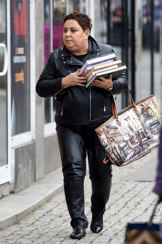  Powabna Dorota Wellman w obcisłej skórze pędzi na zakupy. PAPARAZZI 