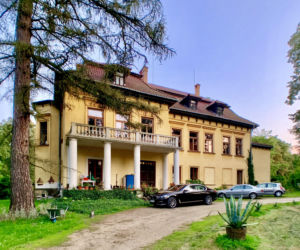 Jedno z najpiękniejszych miast w Małopolsce leży obok Krakowa. Zachwyca zabytkowym dworem