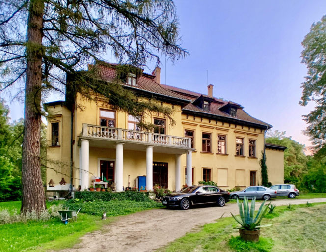 Jedno z najpiękniejszych miast w Małopolsce leży obok Krakowa. Zachwyca zabytkowym dworem