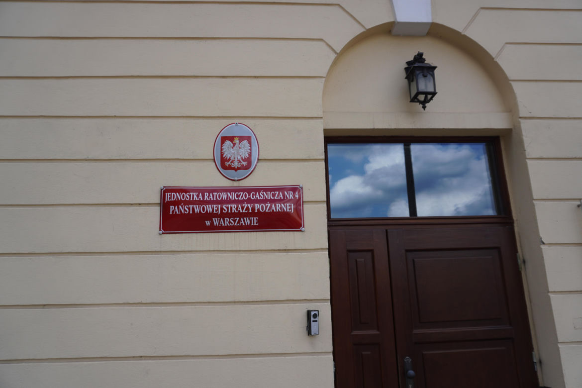 Tu kręcono czołówkę do 13 Posterunku - ten budynek w Warszawie "grał" komisariat