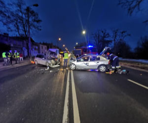 Ogromna kraksa na Fordońskiej w Bydgoszczy! Dwie osoby trafiły do szpitala [ZDJĘCIA]