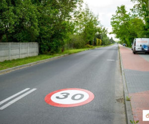 Bełchatów: Kolejne piktogramy na ulicach. Czemu mają służyć znaki naklejone na asfalcie? 