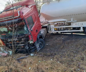 Uwaga kierowcy! UTRUDNIENIA NA DK 53. Zderzyły się dwa pojazdy ciężarowe [FOTO]