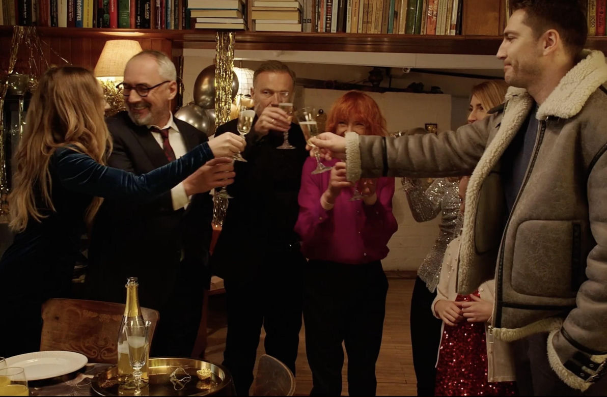 M jak miłość, zabawa sylwestrowa. Werner (Jacek Kopczyński), Andrzej Budzyński (Krystian Wieczorek), pani Ola (Ewa Kolasińska), Sylwia (Hanna Turnau), Viola (Magdalena Waligórska), Nadia (Mira Fareniuk), Dima (Michaił Pszeniczny)