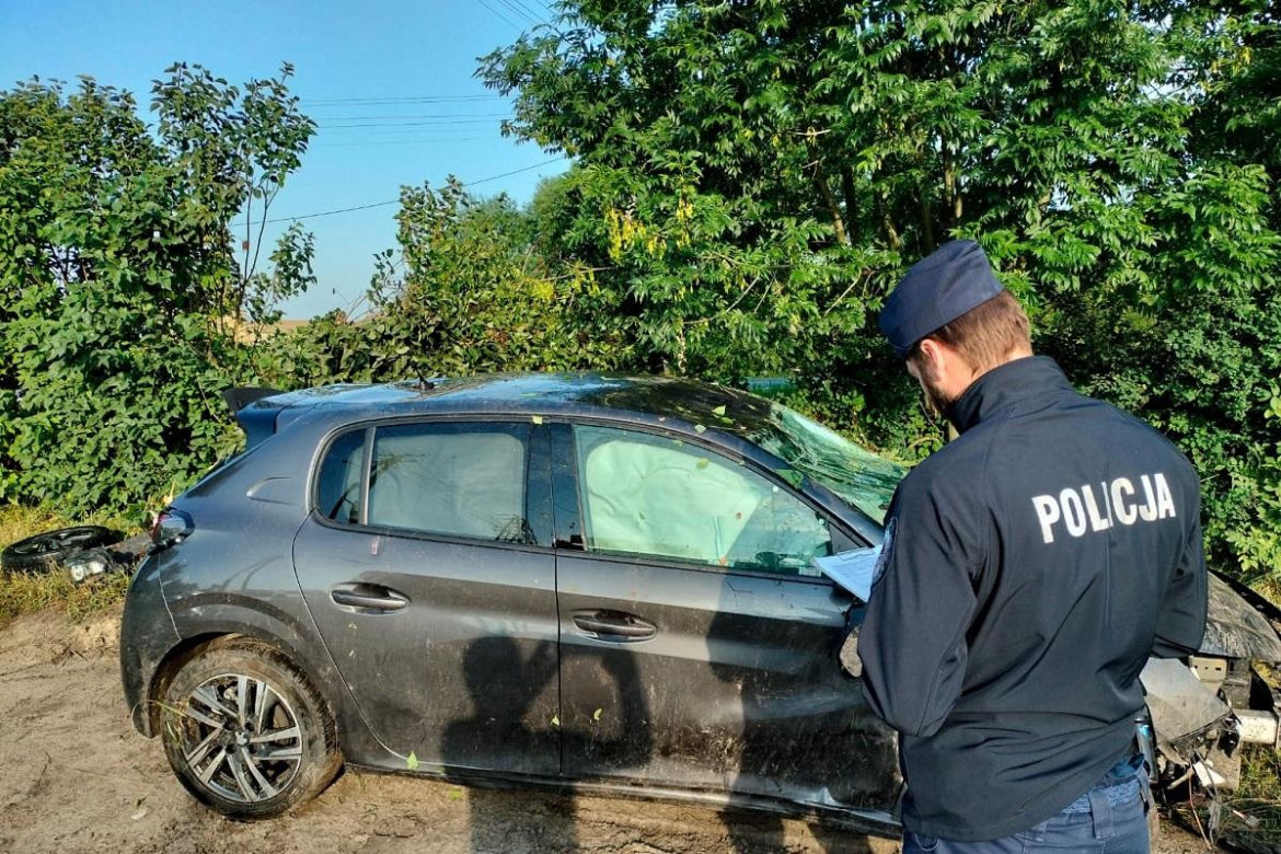 Peugeot dachował, kierująca ukryła się w zaroślach. Miała ponad 2 promile alkoholu!