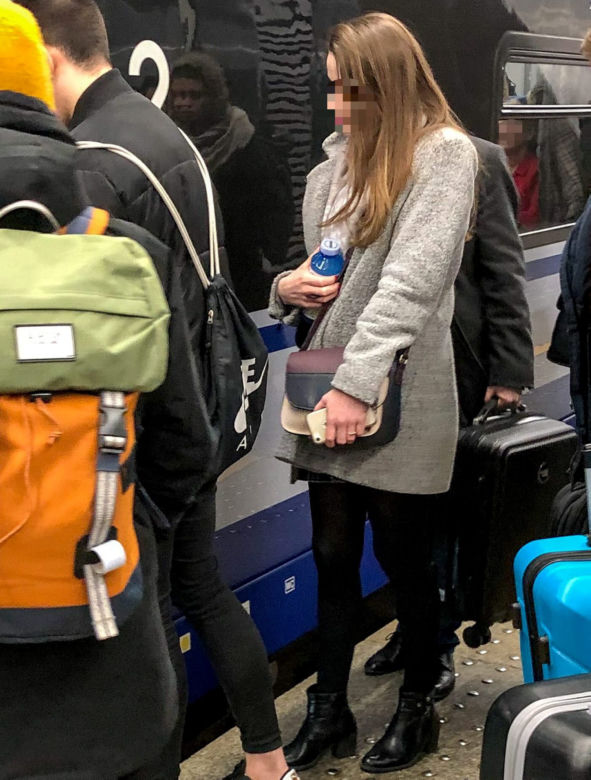 Tak całuje wiceminister Andruszkiewicz na dworcu