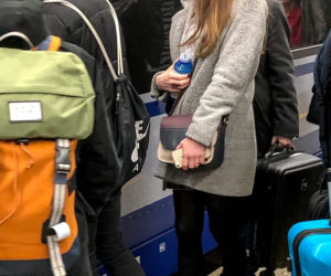 Tak całuje wiceminister Andruszkiewicz na dworcu