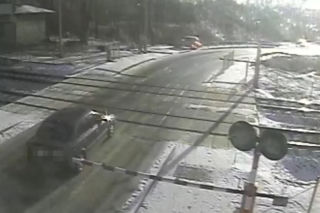 Radziwiłłów Mazowiecki: auto wjechało na zamknięty przejazd - WIDEO mrozi krew w żyłach!