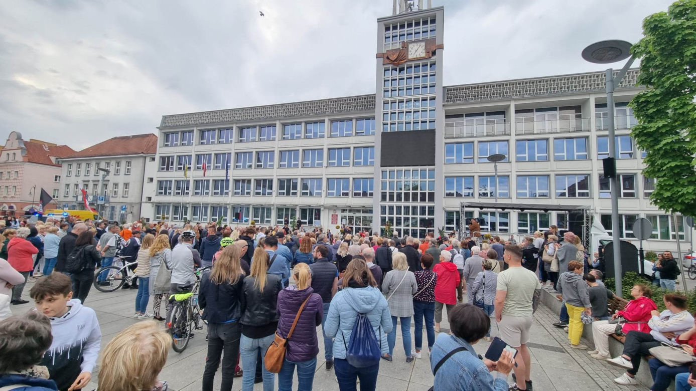 Trumny przed koszalińskim ratuszem. Mieszkańcy protestowali przeciwko zawieszeniu oddziału neurologii