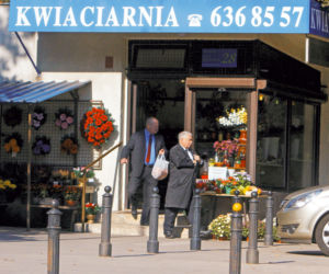 Prezes się modli ochrona sprząta