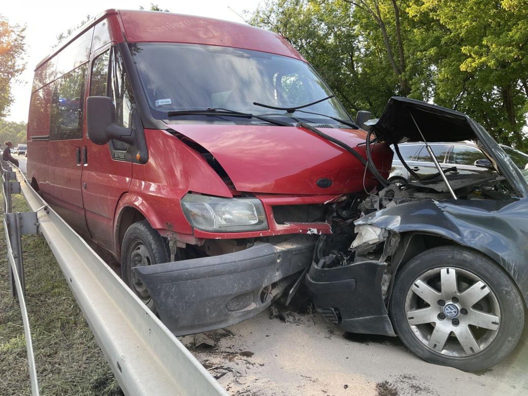  Huknął czołowo passatem w busa. Groźny wypadek w Nieporęcie