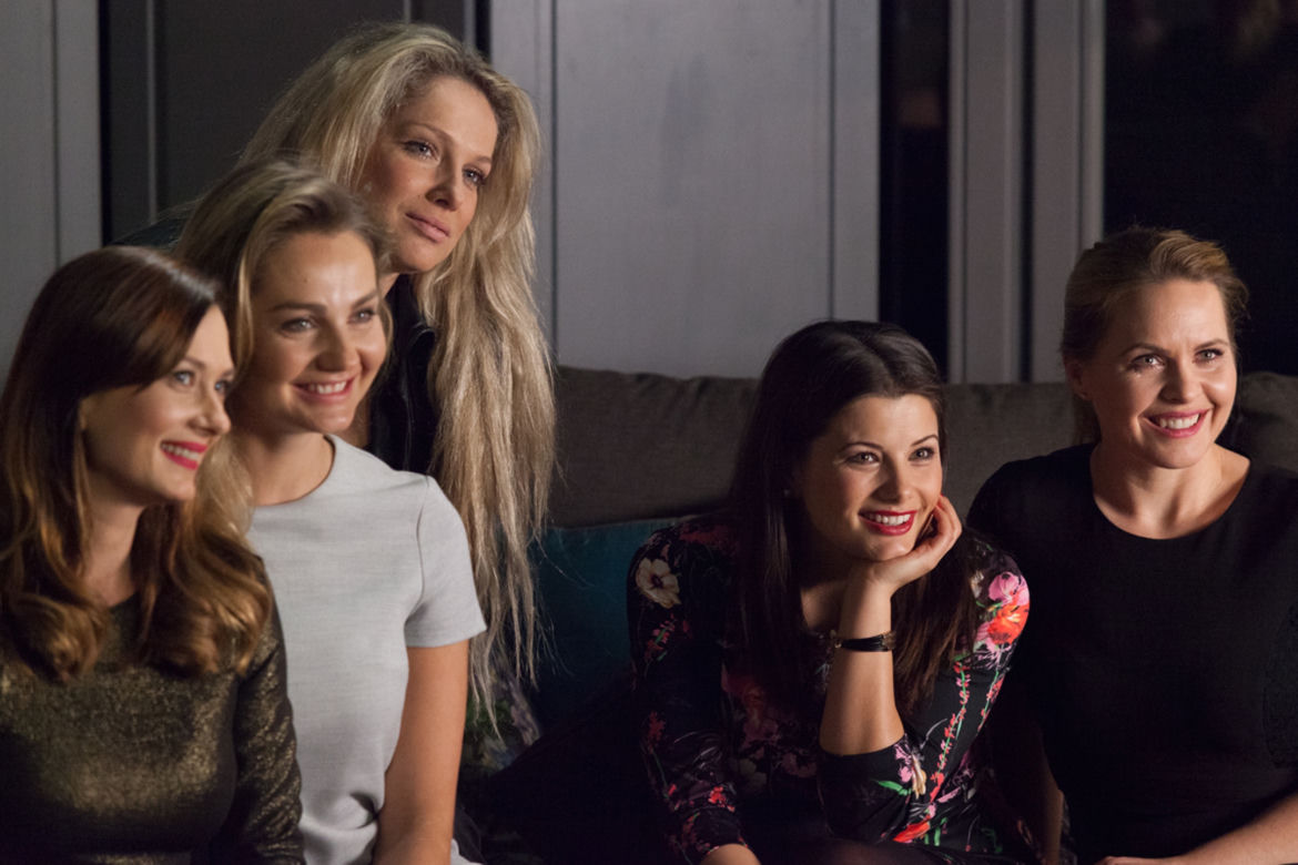 Przyjaciółki 7 sezon. Dorota (Agnieszka Sienkiewicz), Inga (Małgorzata Socha), Patrycja (Joanna Liszowska), Zuza (Anita Sokołowska), Anka (Magdalena Stużyńska)