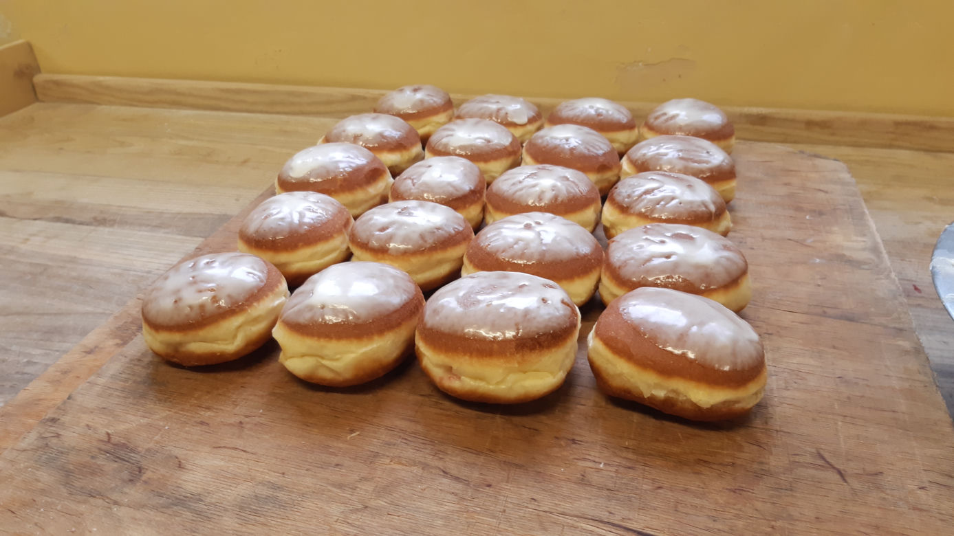 Tłusty Czwartek 2022: Najlepsze pączki w Rzeszowie. Gdzie kupić słodkości? 