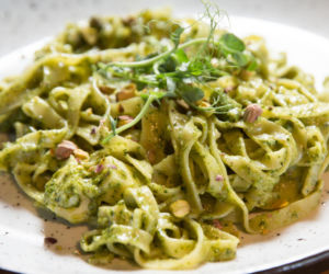 Makaron marzeń: pistacje, ricotta i boczek. Przepis idealny na randkę