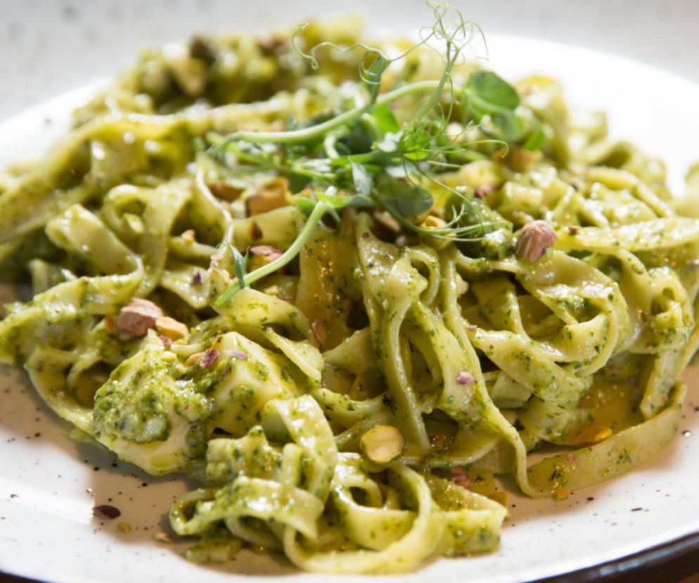Makaron marzeń: pistacje, ricotta i boczek. Przepis idealny na randkę