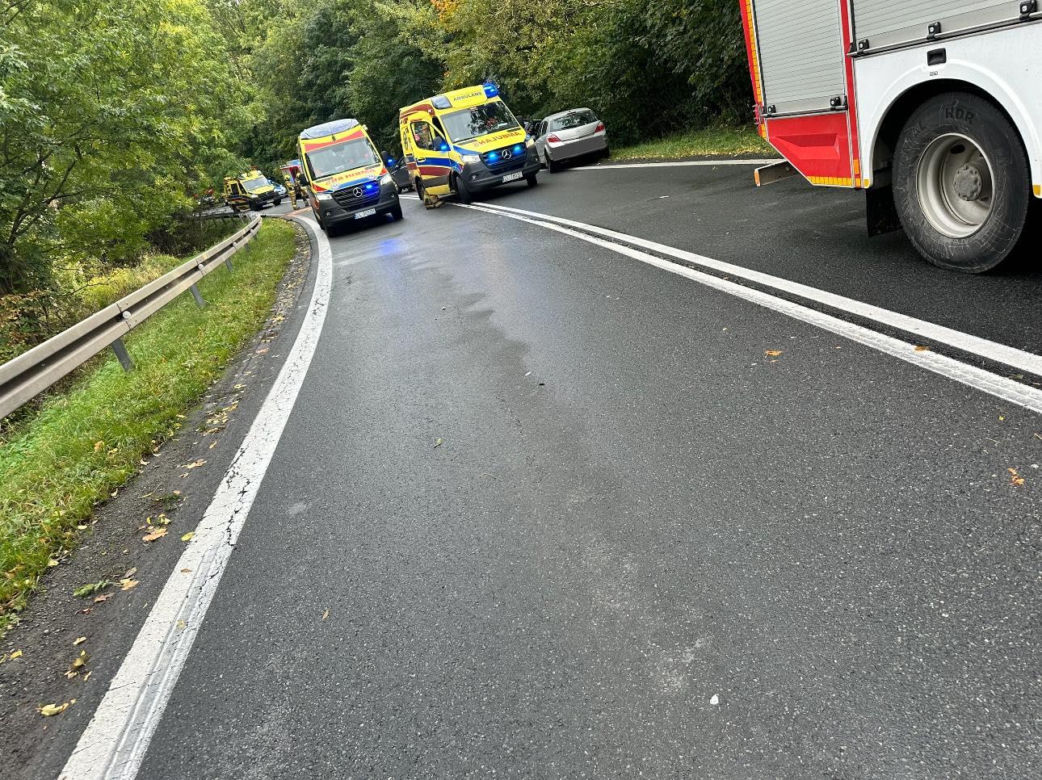 Silnik na środku drogi i dwa rozbite samochody. Cztery osoby ranne 