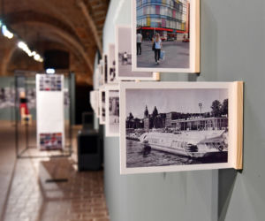 Ekspozycja Szczecin. Atlas obecności kładzie nacisk na rolę mieszkańców miasta oraz ich doświadczeń w budowaniu Szczecina od roku 1945 do współczesności.