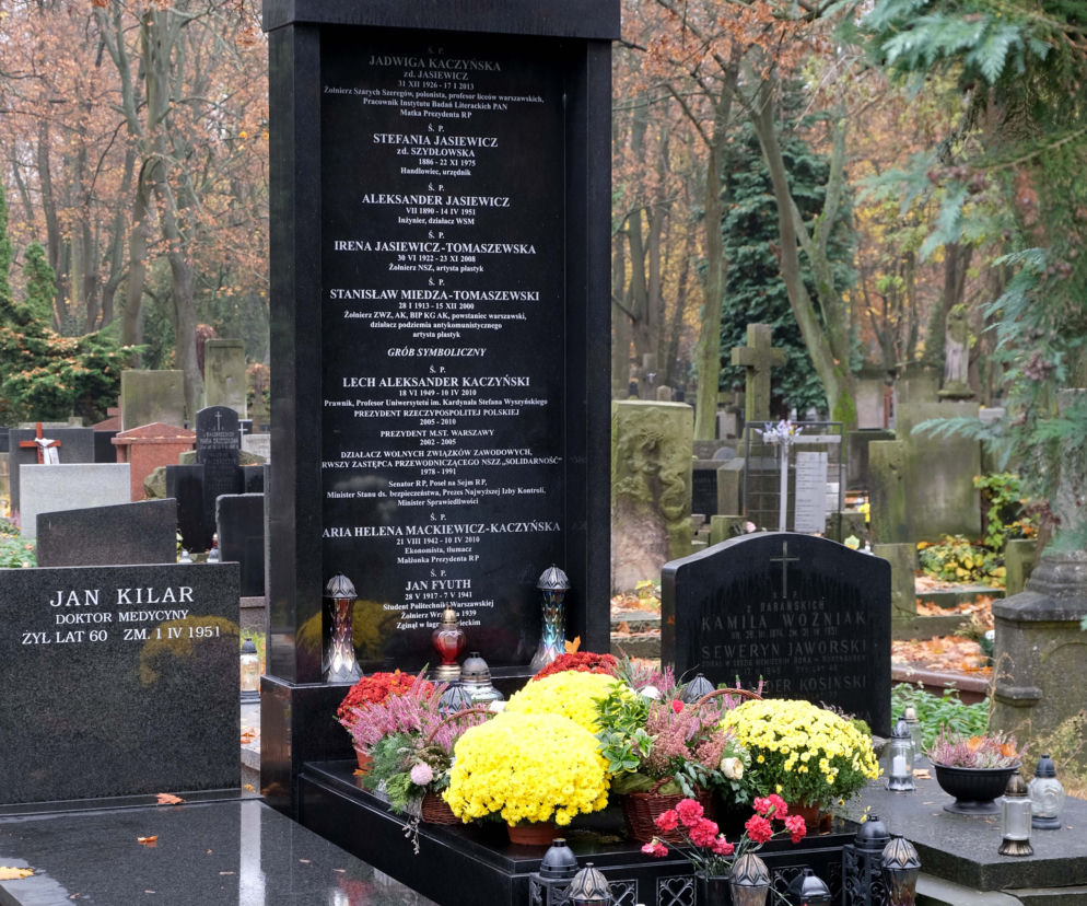 Tak wyglądają groby Jadwigi Kaczyńskiej i Rajmunda Kaczyńskiego